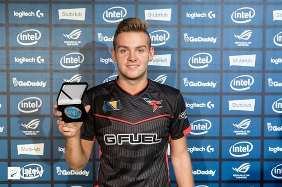 LPL主持夏安微博晒照：又幸福了安子