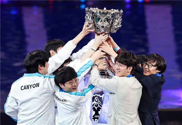 防换线机制更新：现在必须两名非打野英雄 才触发上路防御塔1000%伤害