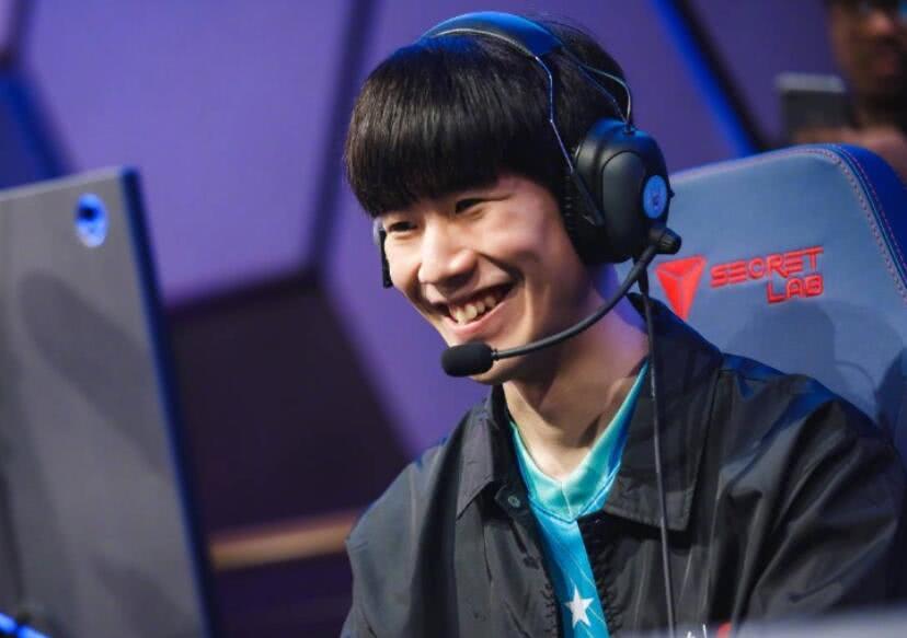 aurora 和 9 Pandas 交易 r3salt 和 clax