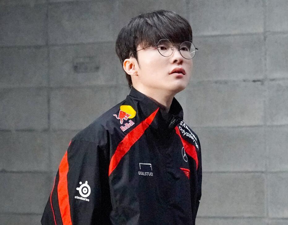 faker ： ＂在我与 SKT 的时光中，我有许多美好的回忆；与 T1 一起，我经历了很多个人成长＂